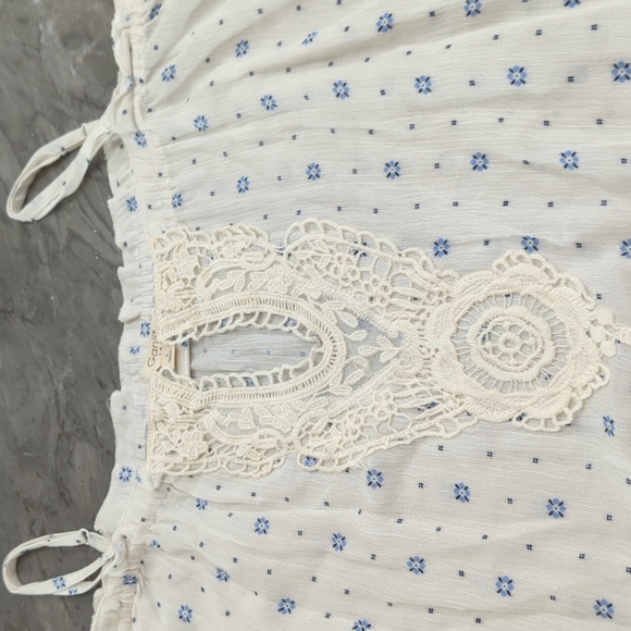 Cold shoulder blouse. Cream with blue floral design - Picture 4 of 7